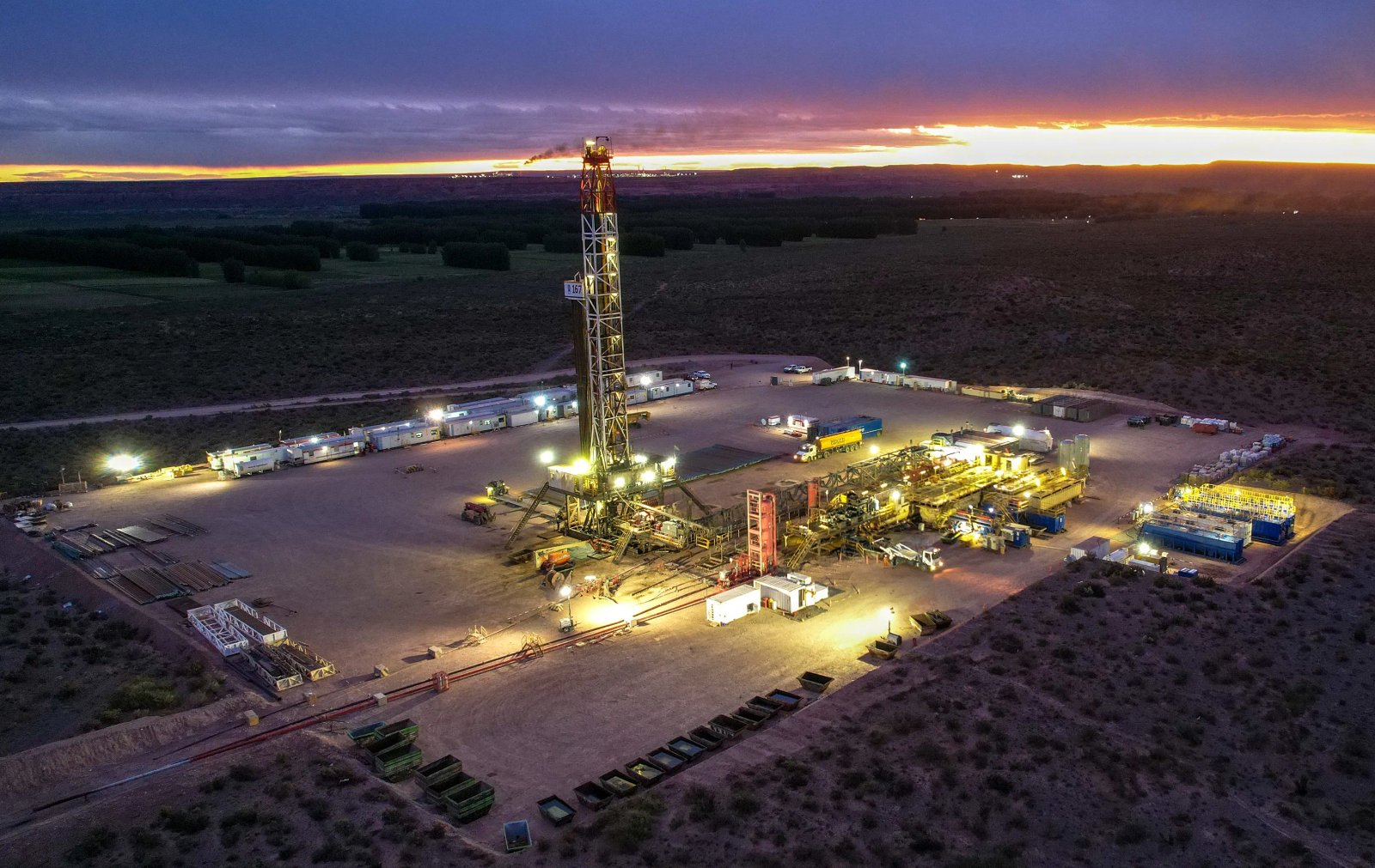 Vaca Muerta drilling rig at dusk, Neuquén basin, Argentina